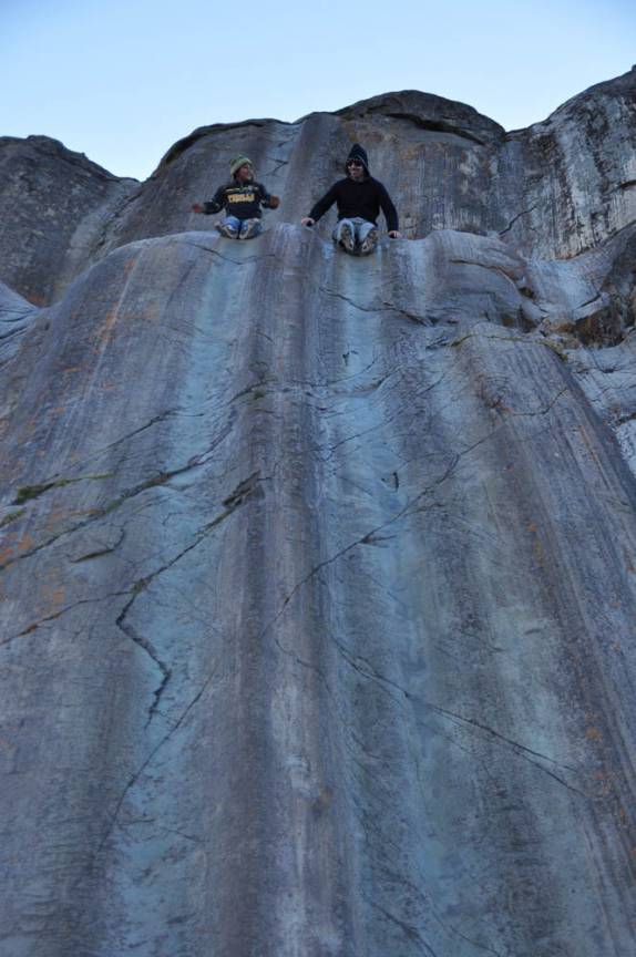 O Gustavo aproveita um escorregador natural nas ruínas de Saqsaywamán, em Cusco, no Peru